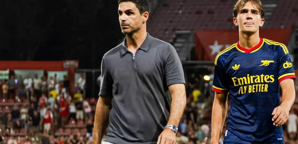 Entrenador y jugador saliendo del campo tras el partido