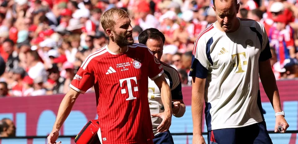 Jugador de Bayern Múnich saliendo del campo lesionado