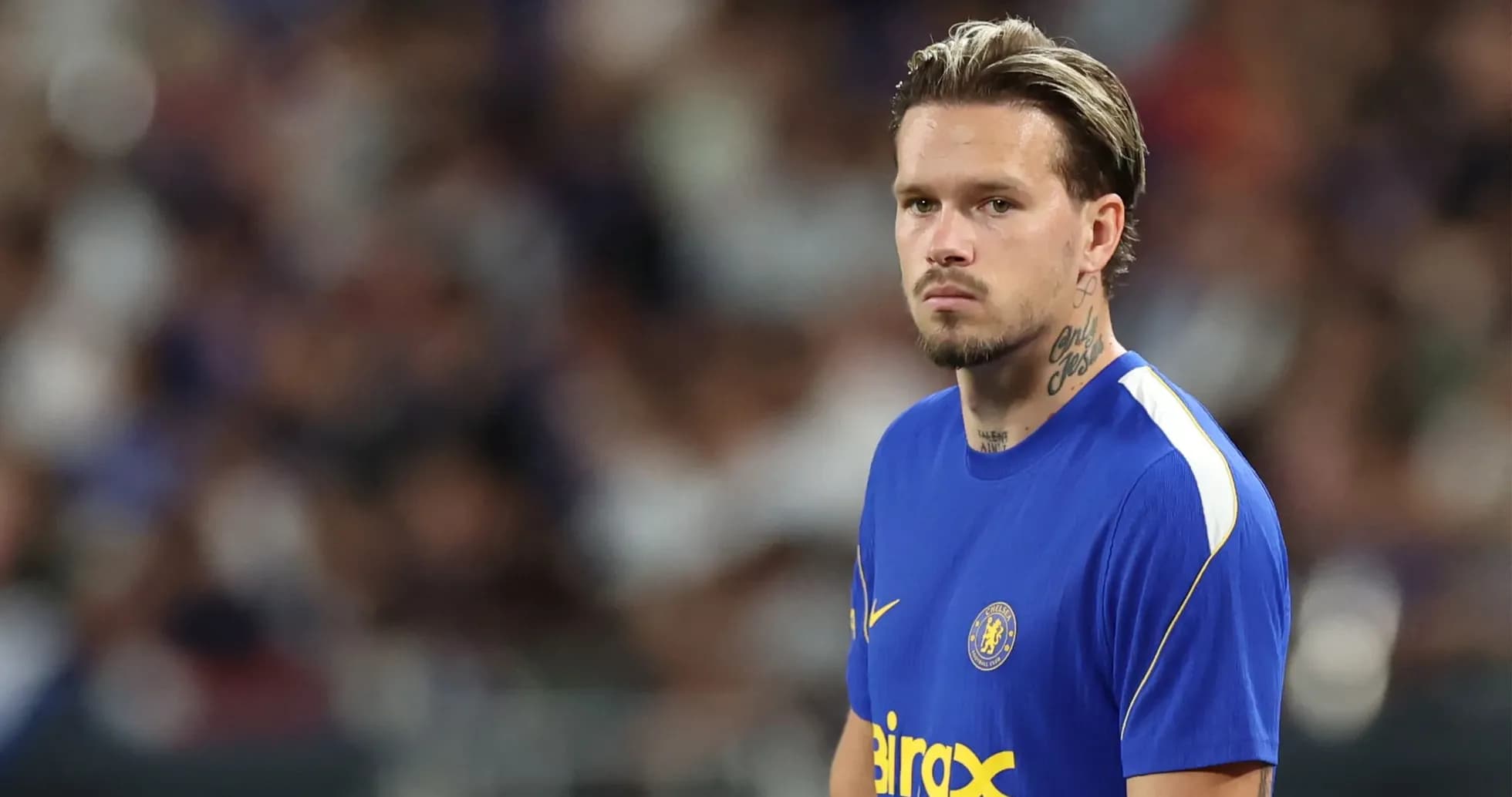 Jugador con camiseta azul del Chelsea en el campo