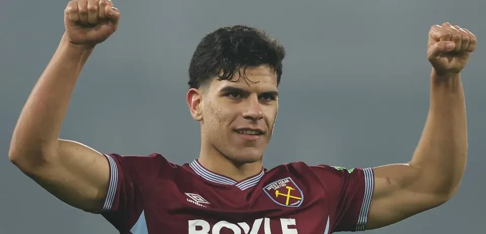 Jugador de West Ham levantando los brazos en celebración