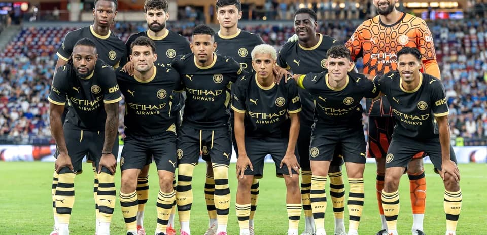 Equipo posando en uniforme negro en el campo