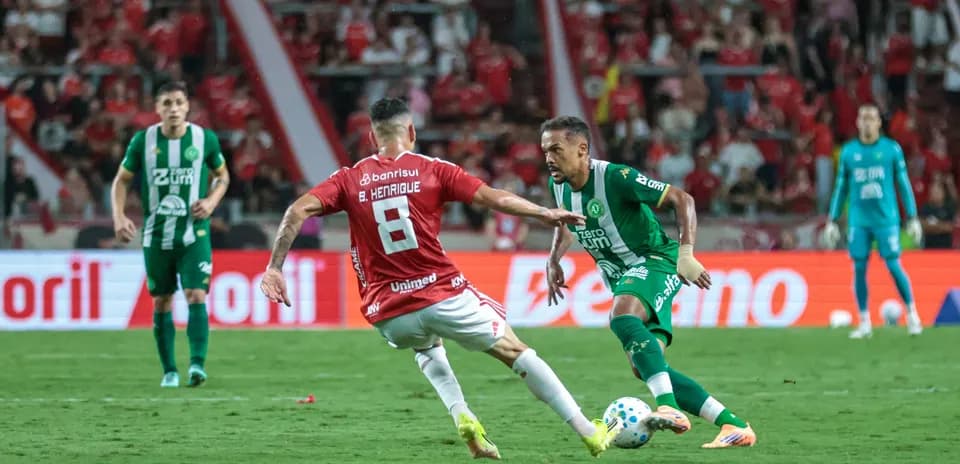 Jugadores de Atletico-MG y Chapecoense en acción
