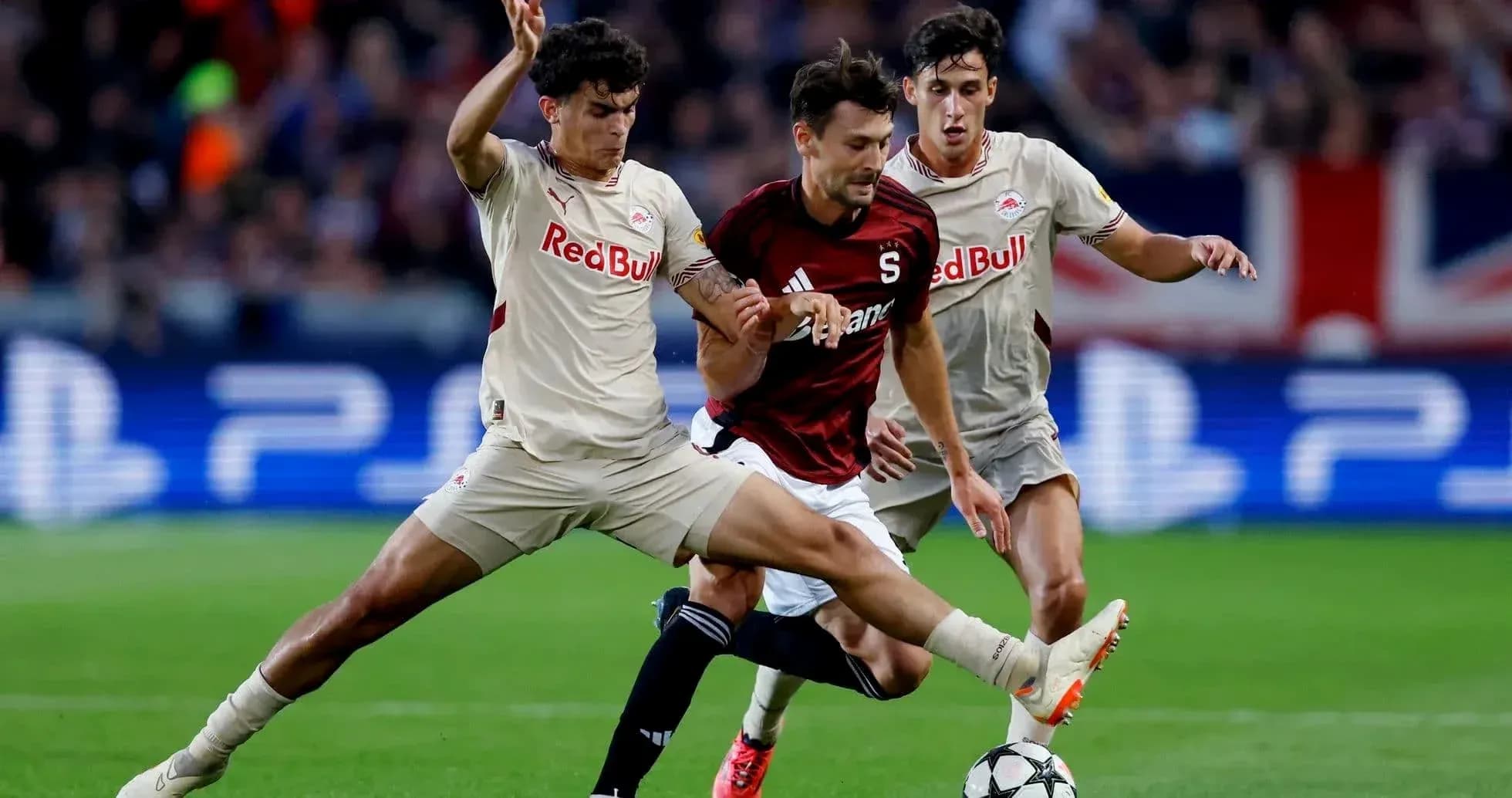 Dos jugadores de Red Bull Salzburg en acción