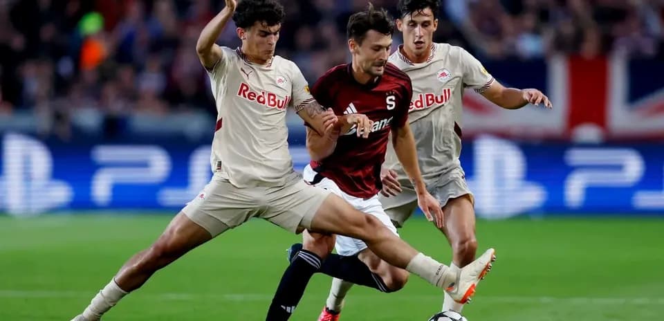 Dos jugadores de Red Bull Salzburg en acción