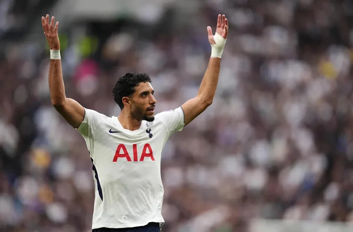Jugador de Tottenham levantando las manos durante el partido