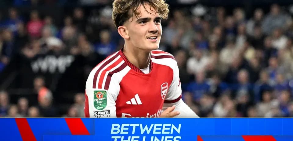 Jugador de Arsenal sonriente en el campo de fútbol