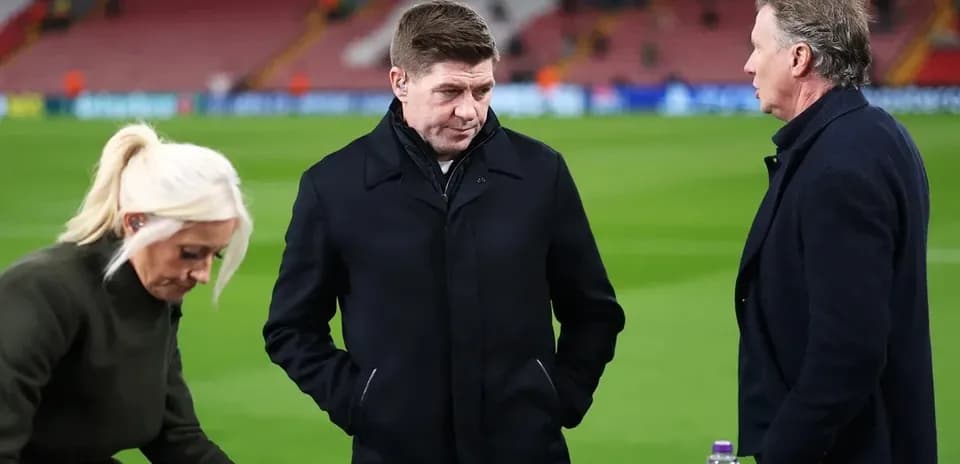 Tres personas conversando en el campo de fútbol