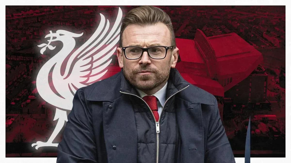 Hombre con gafas frente al logo de Liverpool