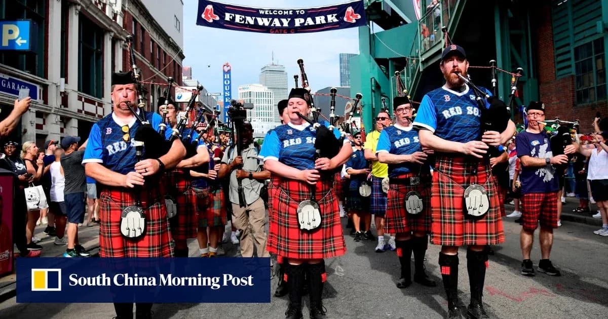Músicos con gaitas desfilando en Fenway Park