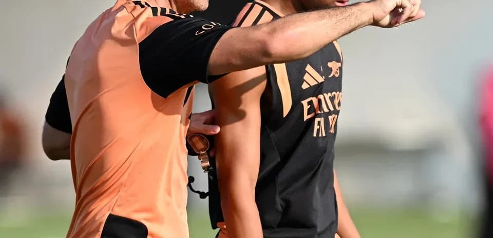 Entrenador instruyendo a jugador durante práctica