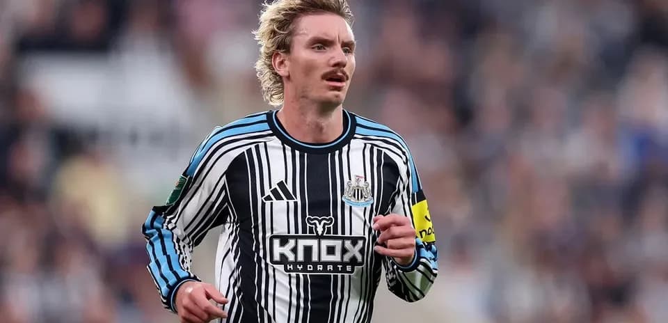 Jugador de Newcastle corriendo durante un partido