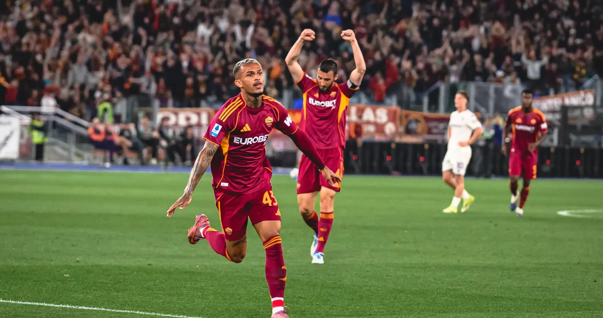 Jugador de AS Roma celebra un gol
