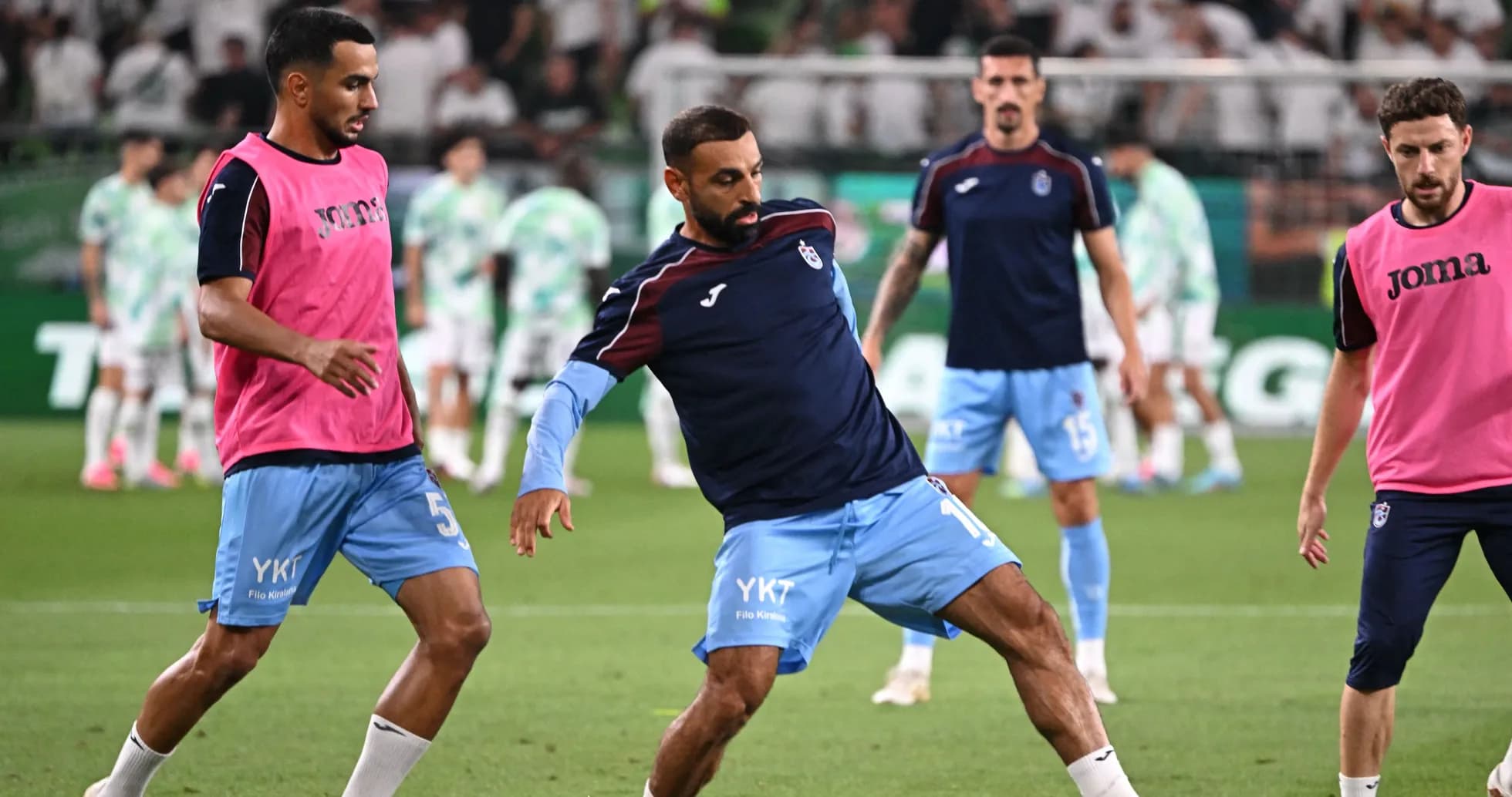 Jugadores calentando antes del partido en el campo