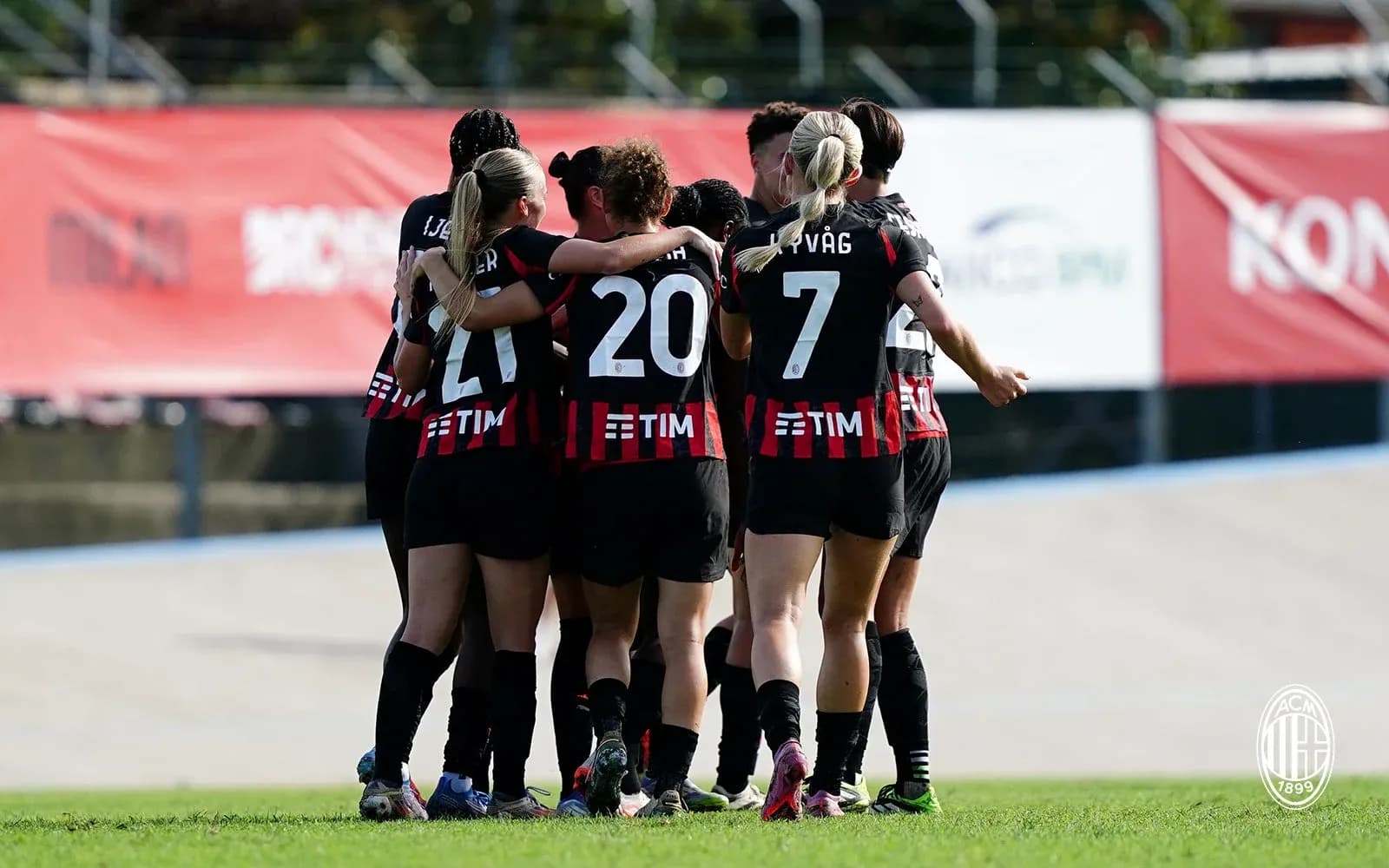 Jugadoras del AC Milan W celebrando un gol