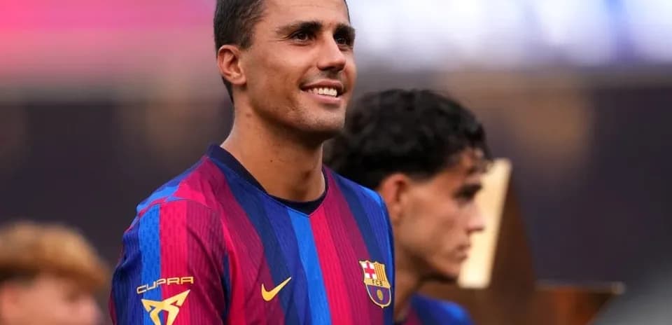Jugador del FC Barcelona con trofeo en ceremonia