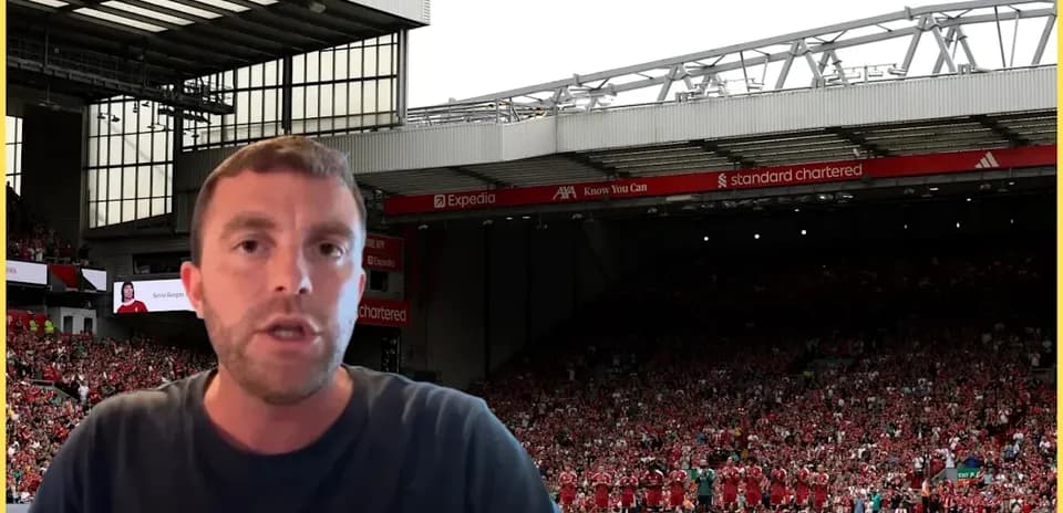Hombre hablando frente a Anfield con afición