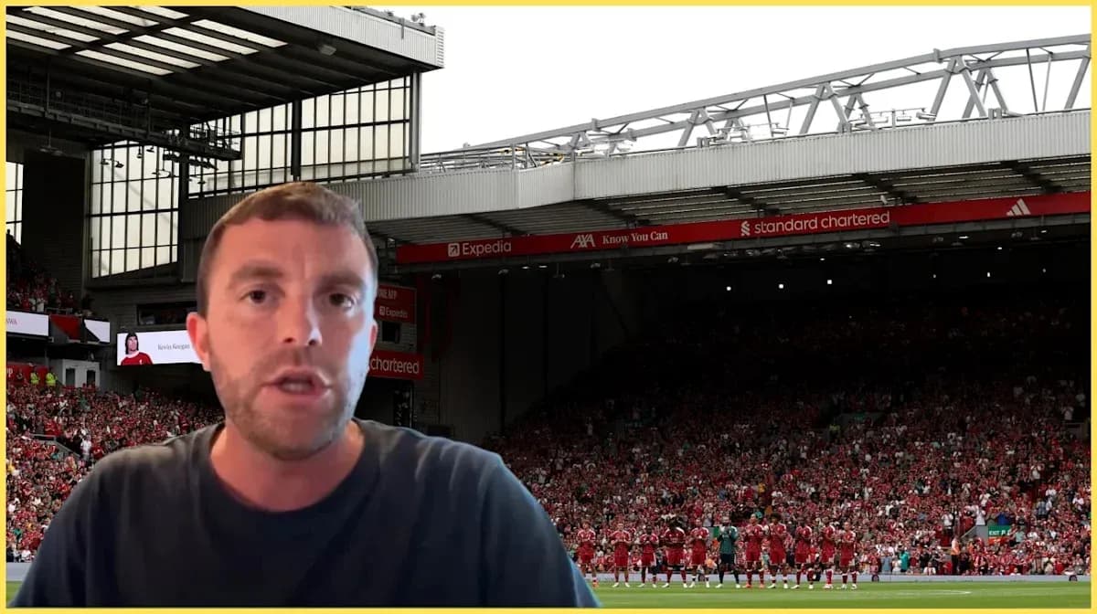 Hombre hablando frente a Anfield con afición