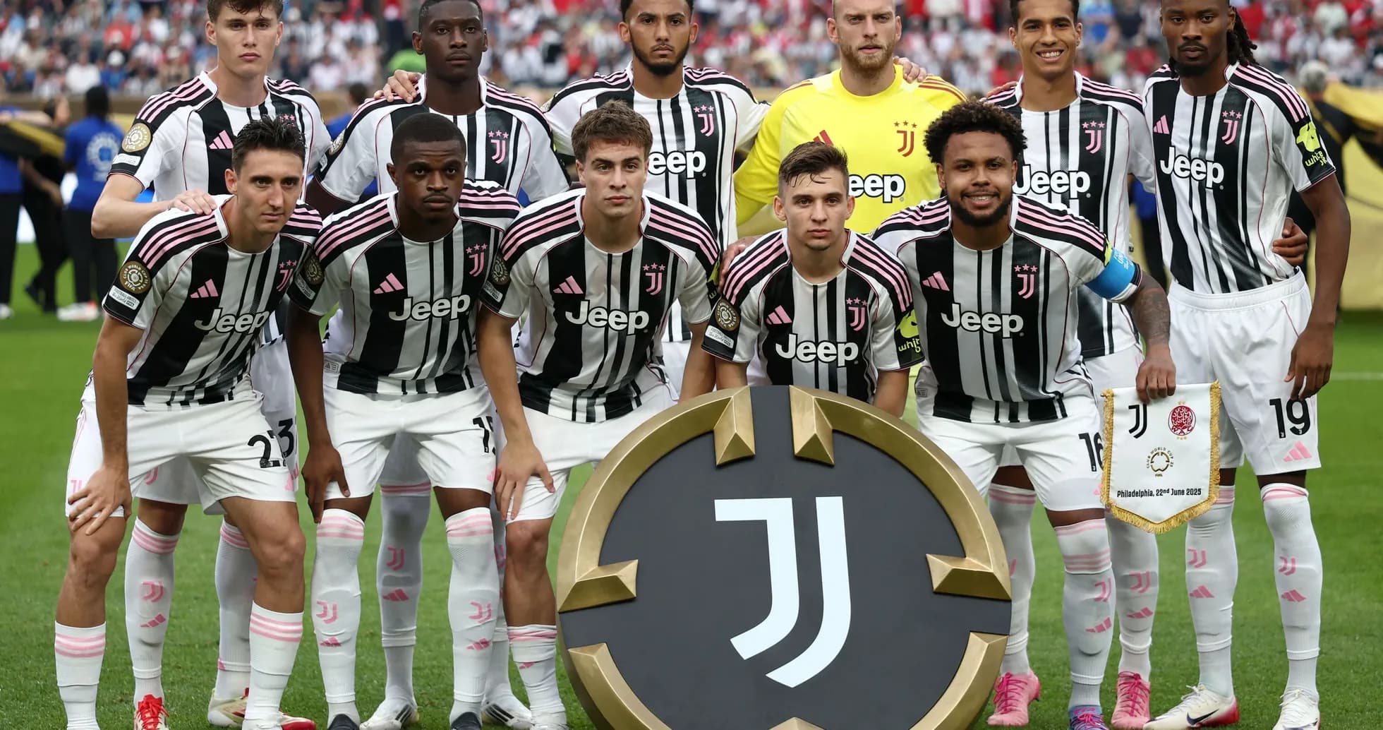 Equipo de Juventus posando con trofeo en el campo