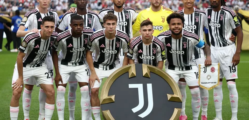 Equipo de Juventus posando con trofeo en el campo