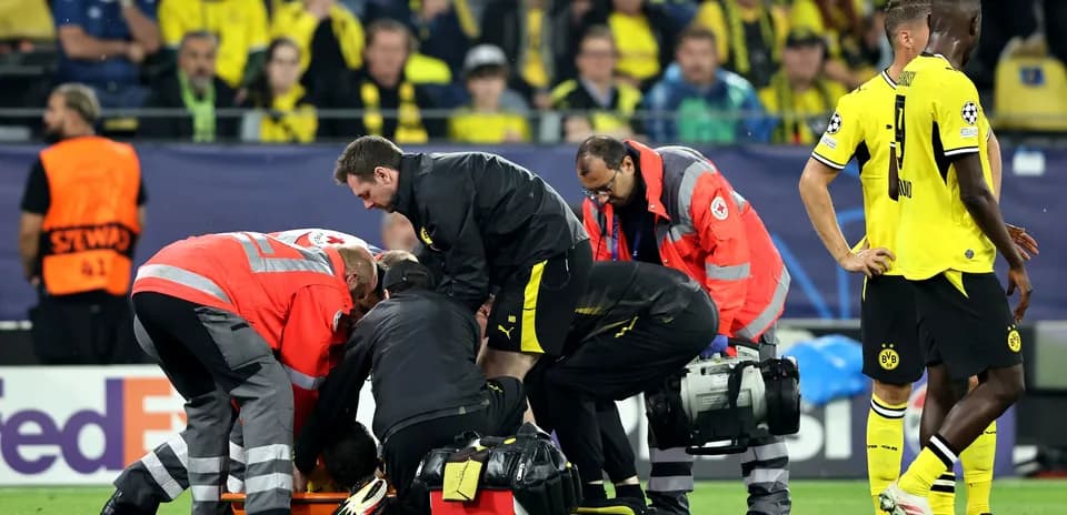 Personal médico atendiendo a un jugador en el campo