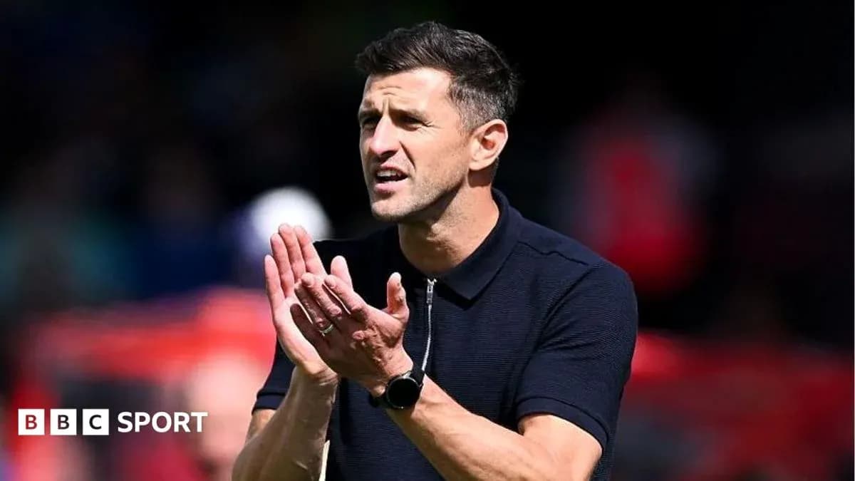 Entrenador aplaudiendo durante el partido