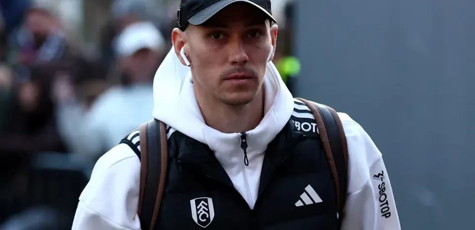 Jugador llegando con auriculares y mochila