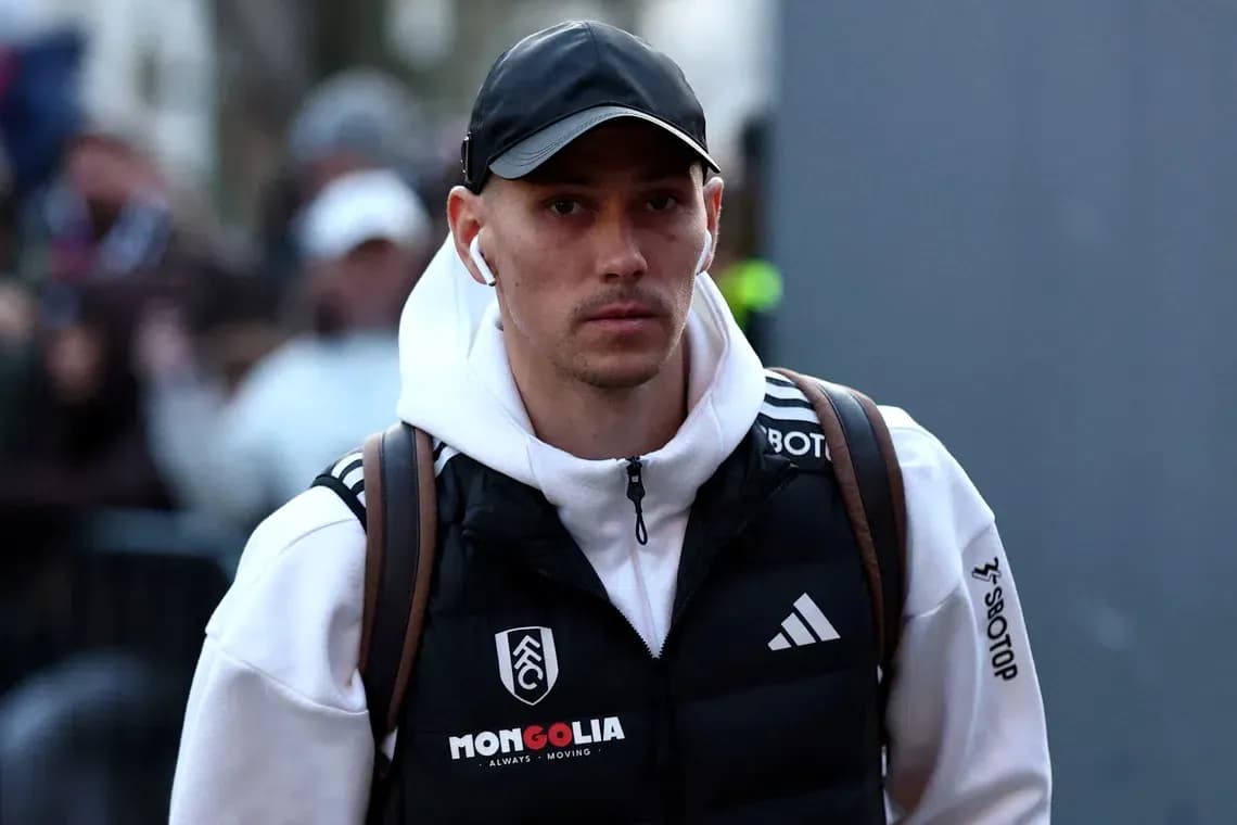 Jugador llegando con auriculares y mochila