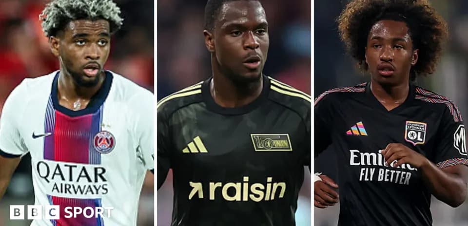 Tres futbolistas en acción durante un partido