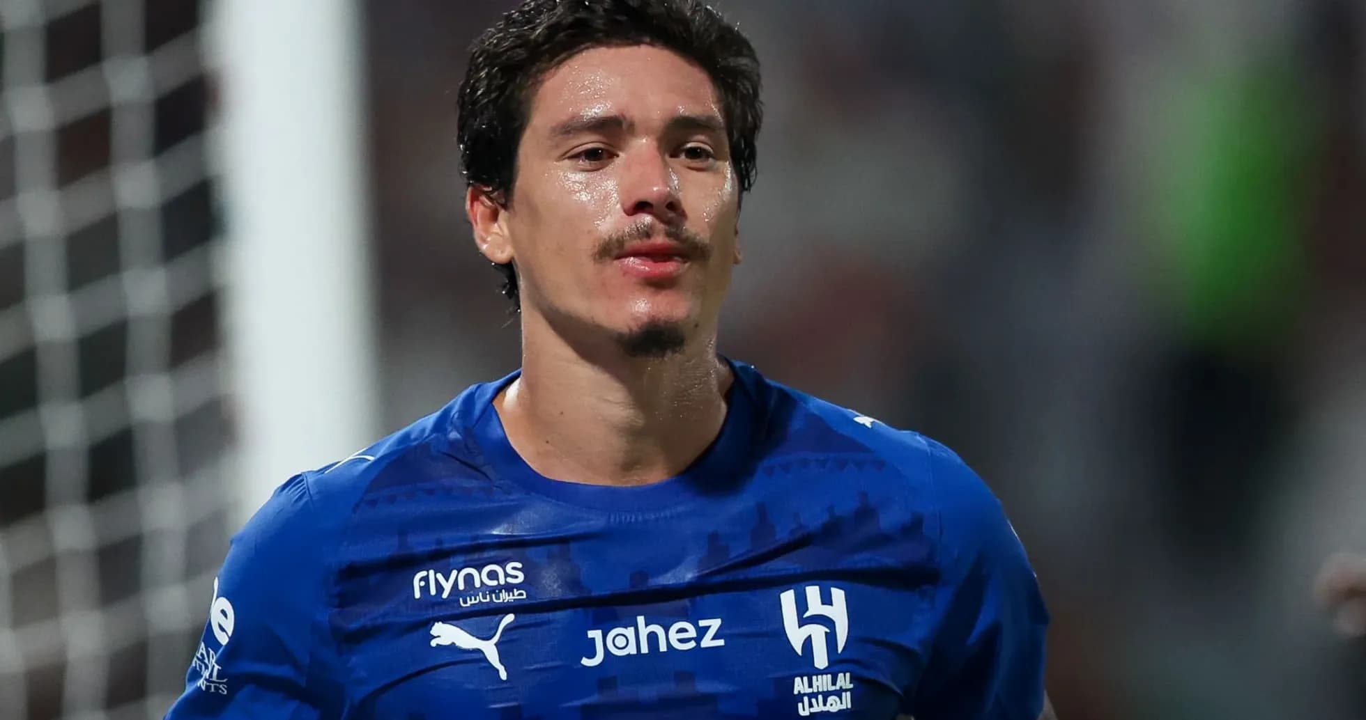 Jugador de Al Hilal en camiseta azul durante el partido