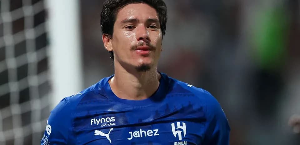 Jugador de Al Hilal en camiseta azul durante el partido