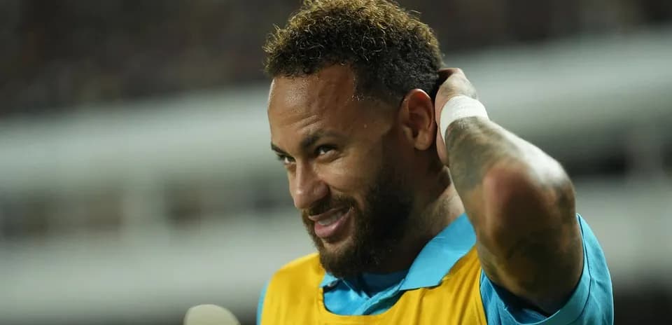 Jugador ajustando su camiseta durante el calentamiento
