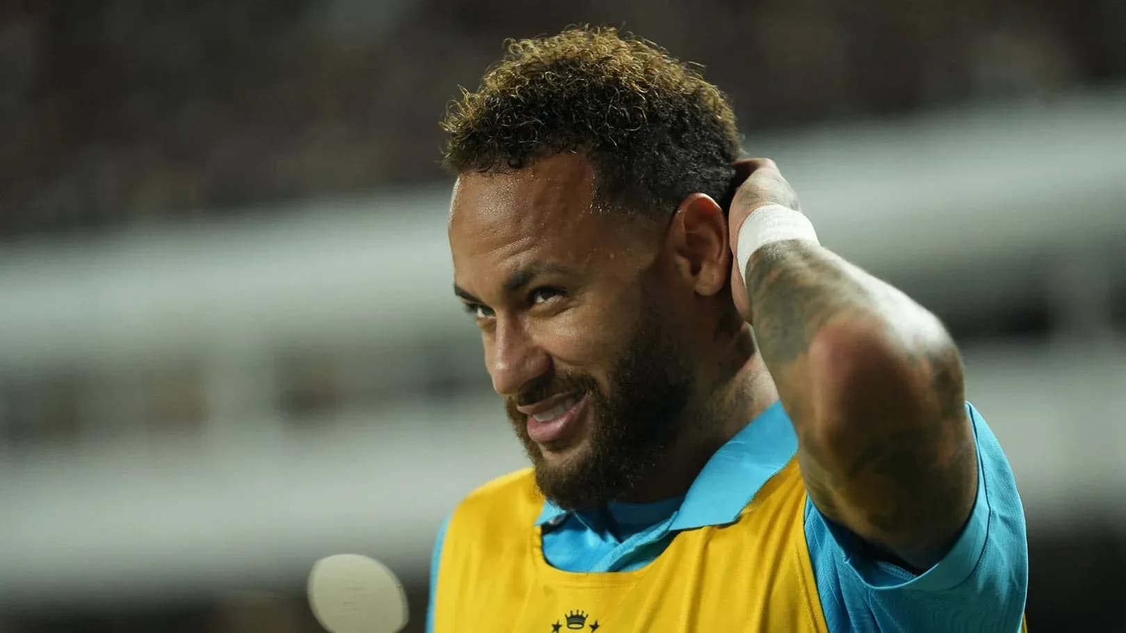 Jugador ajustando su camiseta durante el calentamiento
