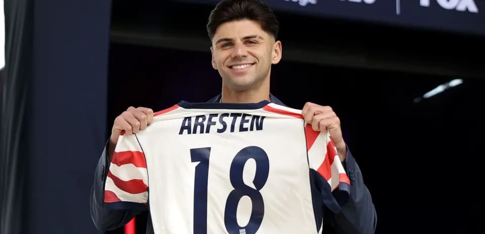 Jugador presenta camiseta con nombre Arfsten y número 18