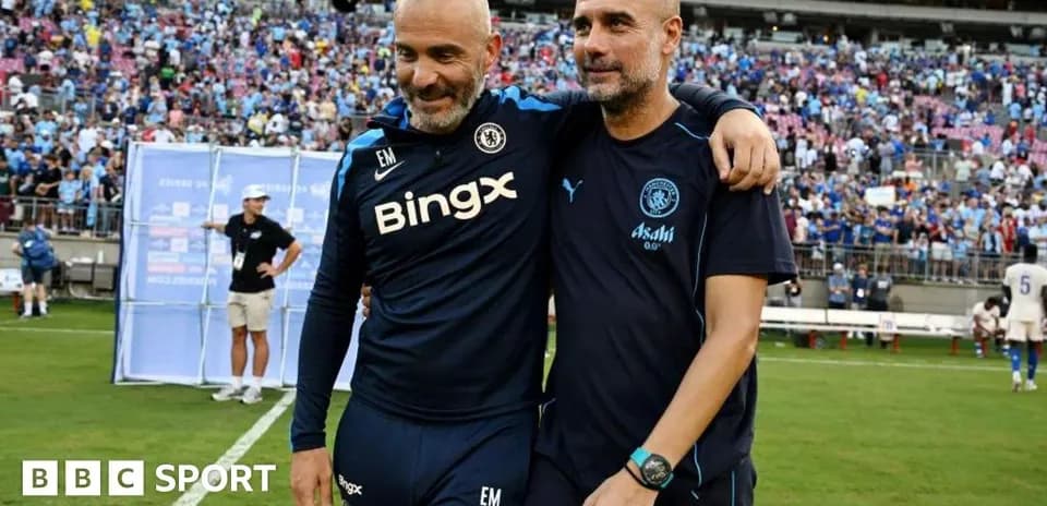 Entrenadores abrazándose en el campo de juego