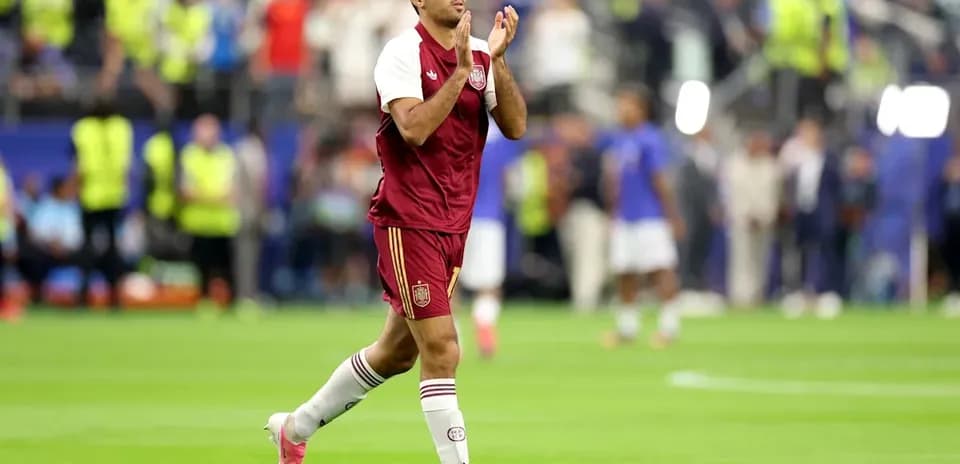 Jugador español aplaudiendo tras el partido