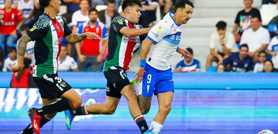 Jugadores de Palestino y U. Católica en acción