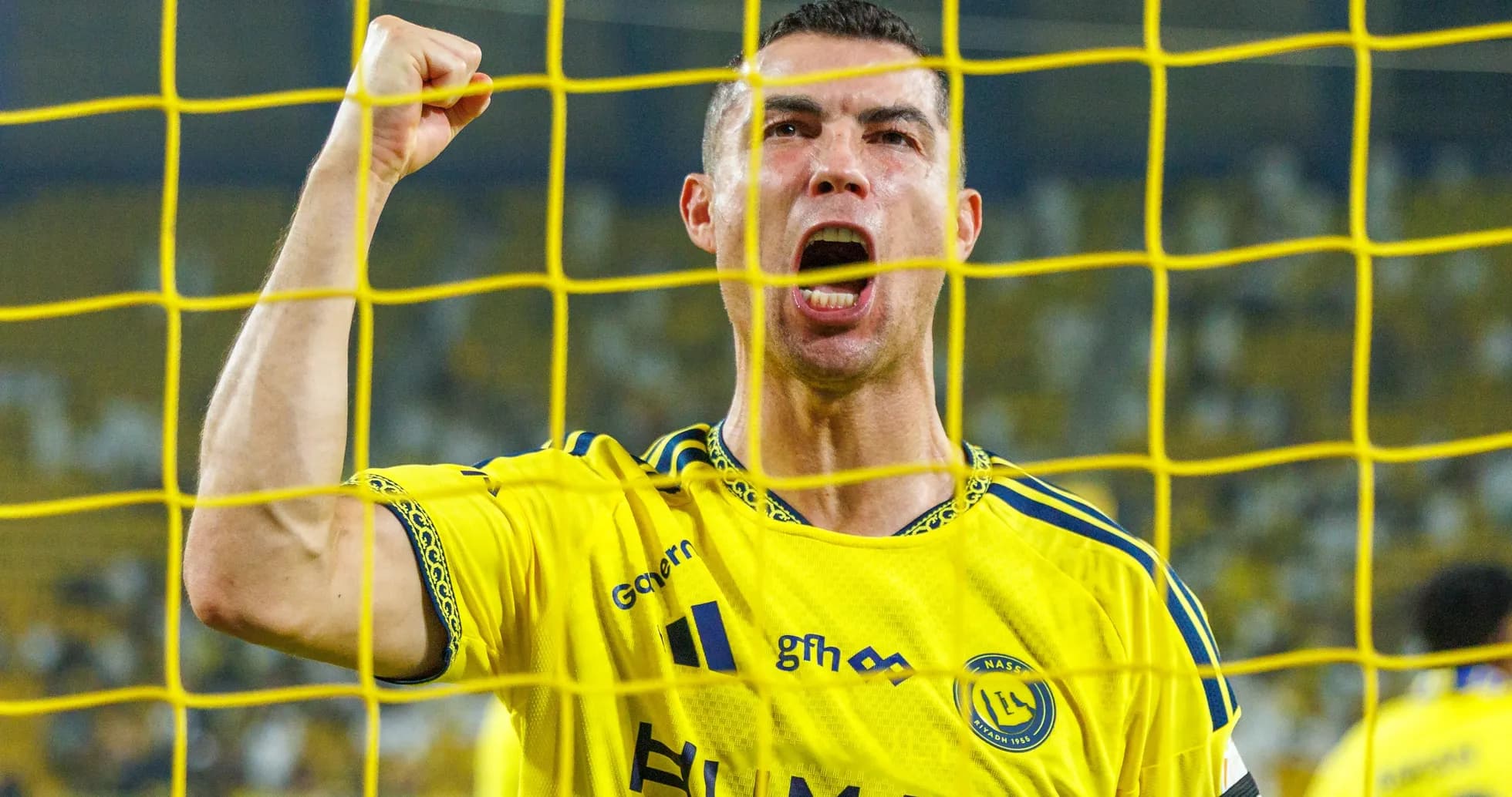 Jugador celebrando un gol tras la red