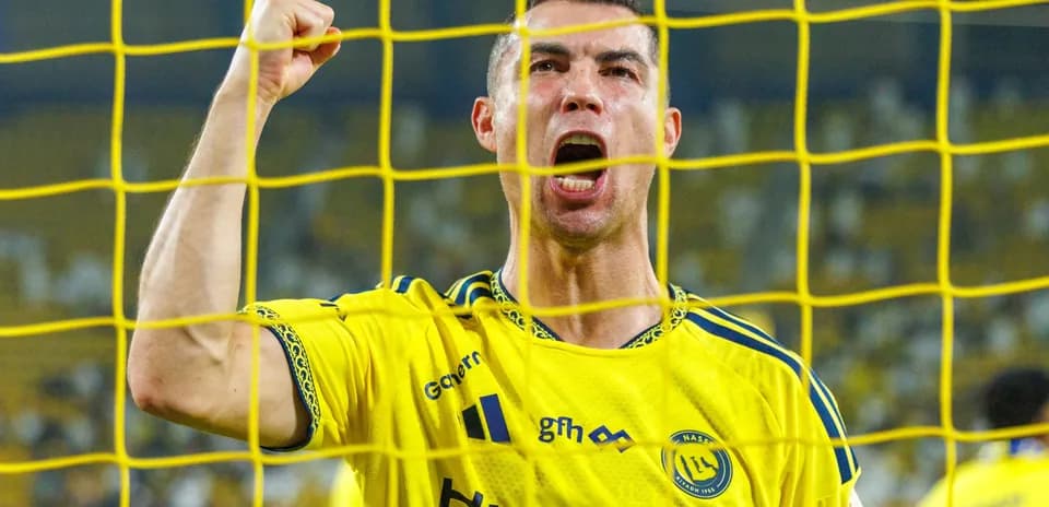 Jugador celebrando un gol tras la red