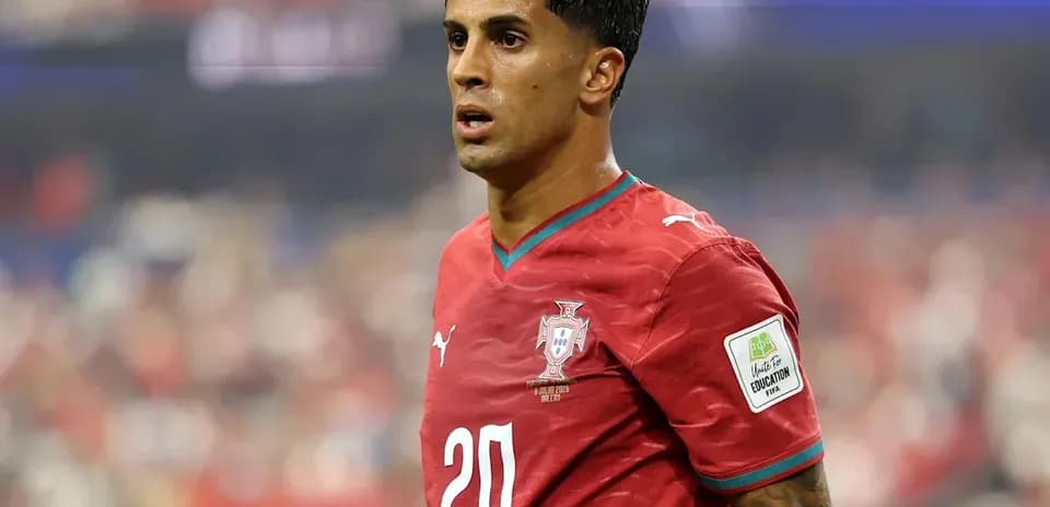 Jugador de Portugal con camiseta roja durante el partido