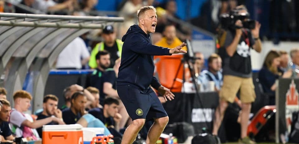 Entrenador dirigiendo a su equipo desde la línea lateral
