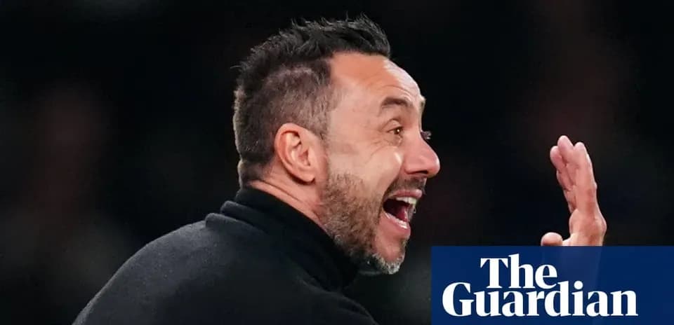 Entrenador gesticulando durante un partido
