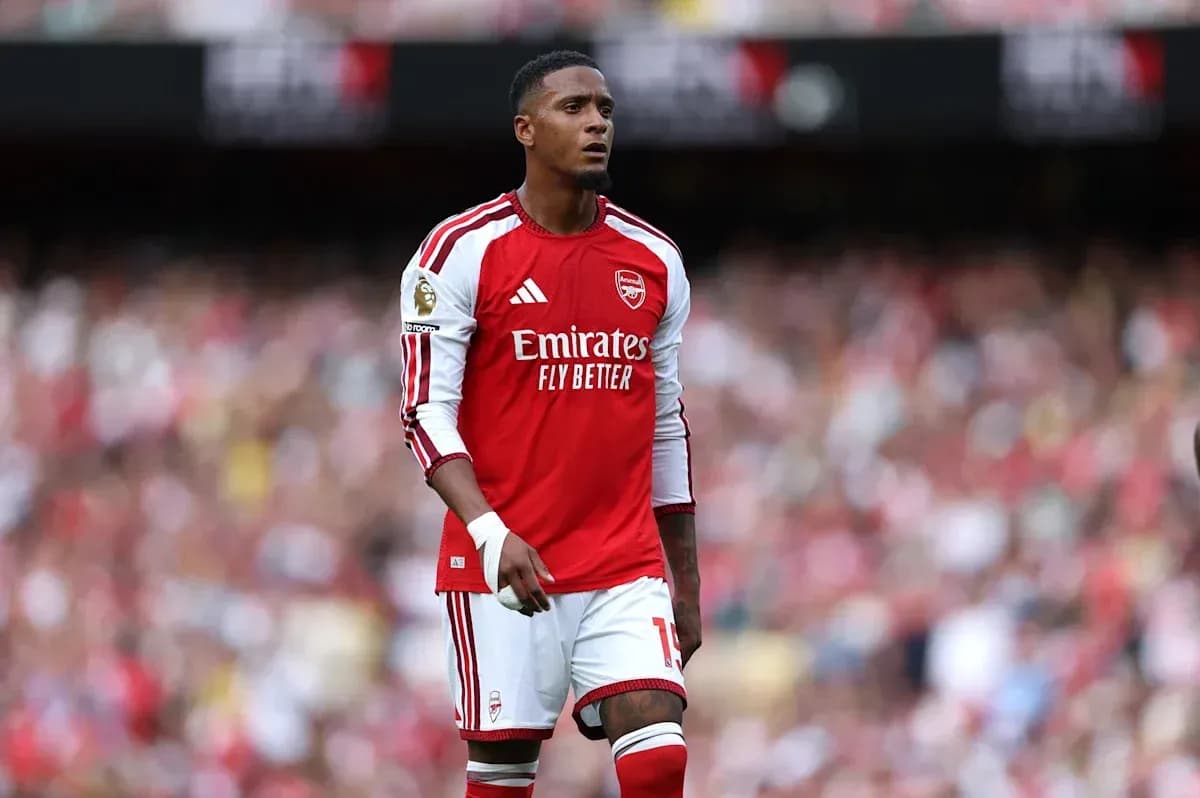 Jugador de Arsenal en el campo durante un partido