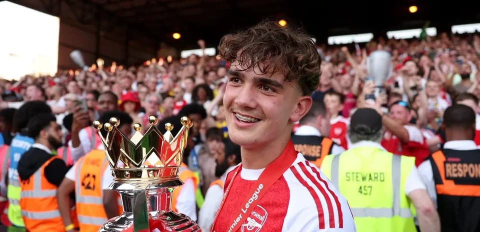 Jugador de Arsenal sosteniendo el trofeo de la Premier League