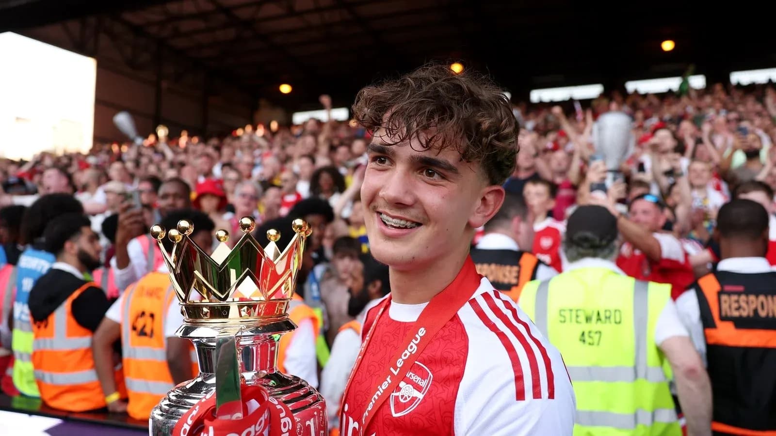 Jugador de Arsenal sosteniendo el trofeo de la Premier League
