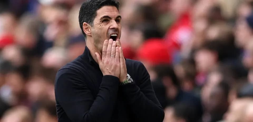 Entrenador gesticulando durante el partido en el estadio