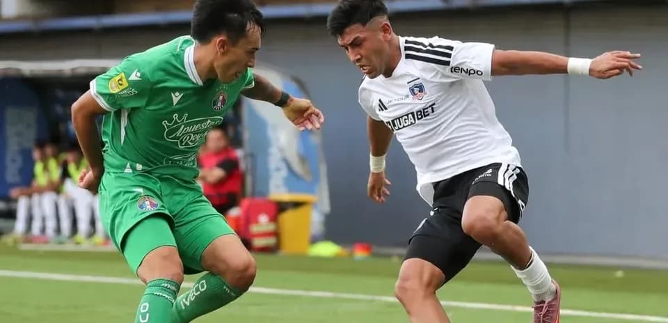 Jugador de Colo Colo luchando por el balón