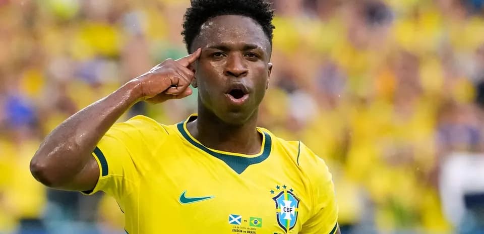 Jugador brasileño celebrando con gesto de victoria