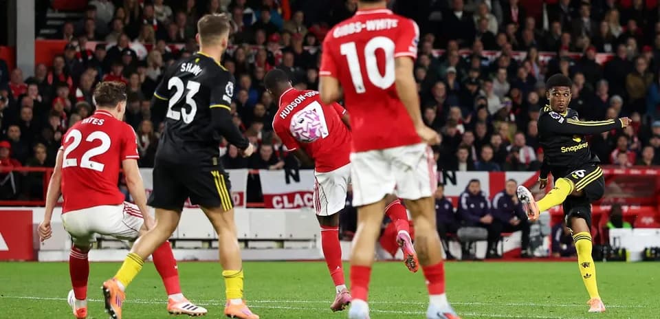 Jugador de Nottingham Forest disparando a puerta