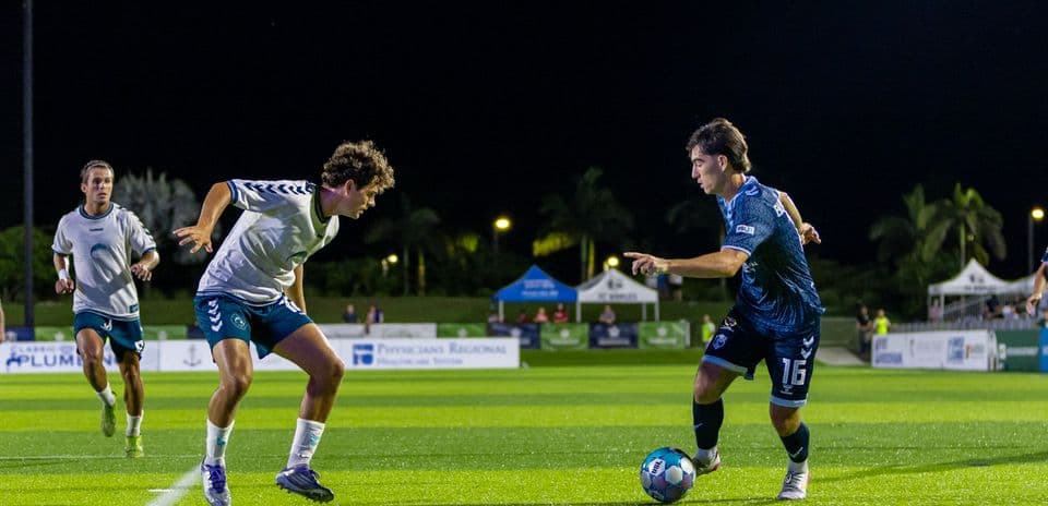 Jugadores de Naples y Sarasota en acción