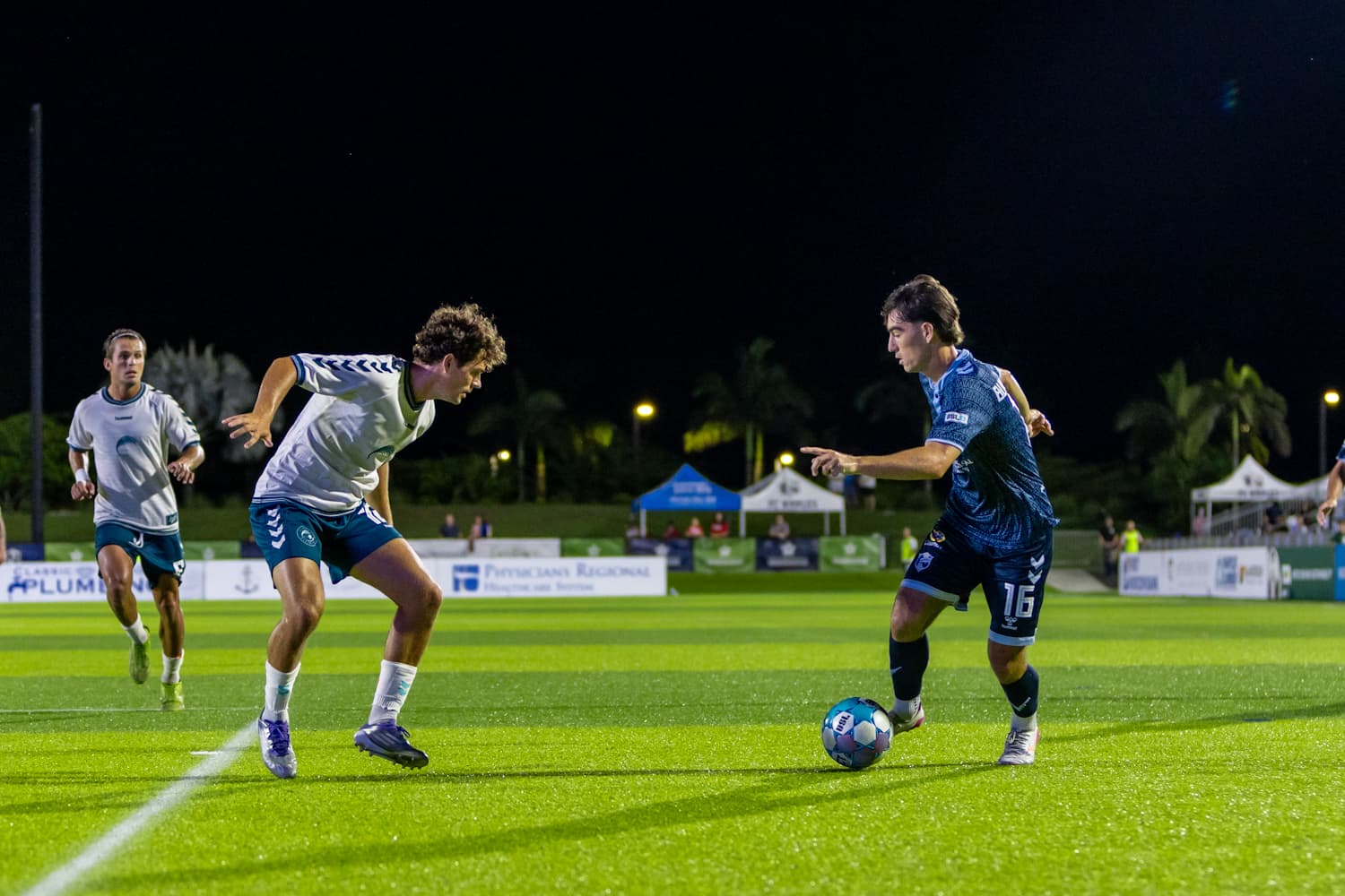 Jugadores de Naples y Sarasota en acción